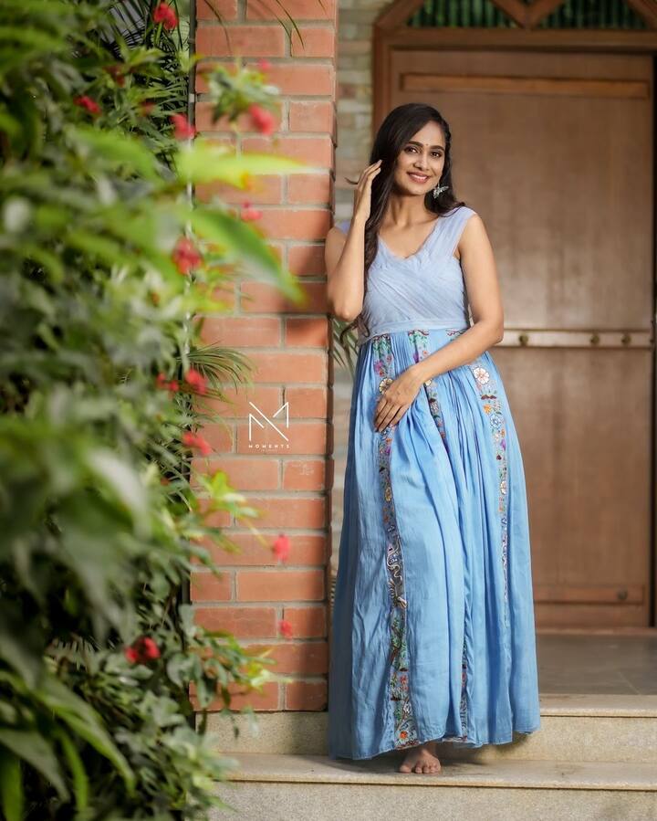 ఈమె అభిమానులు కూడా టైటిల్ తేజస్వినిదే అంటూ కామెంట్లు చేస్తూ ఎంక్రేజ్ చేస్తున్నారు. అమర్దీప్ రన్నర్గా నిలిచాడు.. కానీ తేజస్విని విన్నర్గా వస్తుందంటూ కామెంట్లు చేస్తున్నారు.(Image Source : Instagram/Tejaswini Gowda)