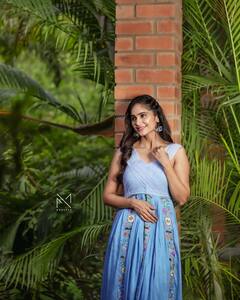 Tejaswini Gowda : బిగ్​బాస్ సీజన్ 8 కంటెస్టెంట్ తేజస్విని గౌడ ఫోటోలు చూశారా? ఈ అందమైన అమ్మాయి టైటిల్ గెలుస్తుందా?