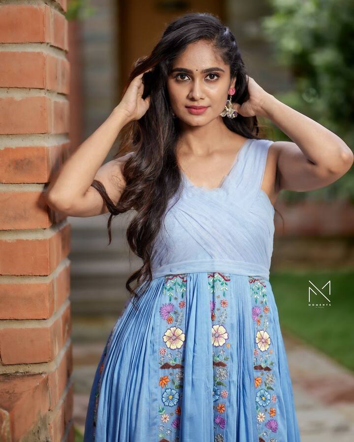 తేజస్విని గౌడ తెలుగు ప్రేక్షకులకు ప్రత్యేక పరిచయం అవసరం లేదు. సీరియల్స్తో, రియాలిటీ షోలతో తెలుగు ప్రేక్షకులకు దగ్గరైంది.(Image Source : Instagram/Tejaswini Gowda)