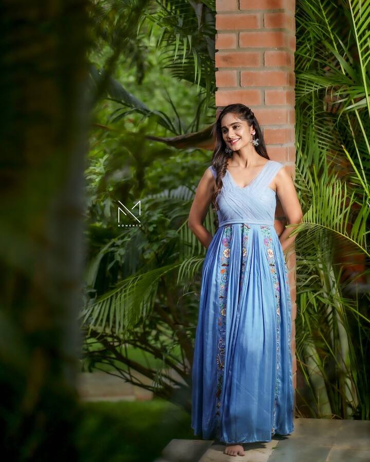 హెయిర్ లీవ్ చేసి సింపుల్ మేకప్ లుక్లో తేజస్విని అందంగా కనిపించింది. Beauty with Perfection... అంటూ ఓ అభిమాని ఈ ఫోటోలకు కామెంట్ పెట్టాడు.(Image Source : Instagram/Tejaswini Gowda)