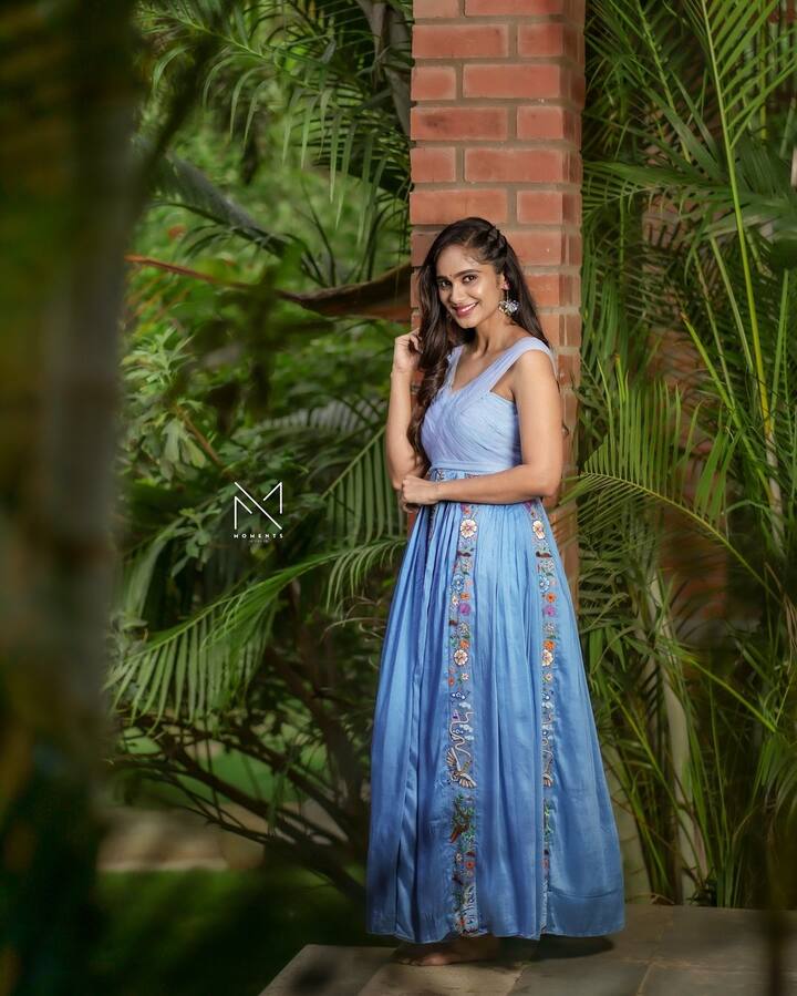 ఇదిలా ఉండగా ఈ భామ తాజాగా ఫోటోషూట్ చేసింది. బ్లూకలర్ స్లీవ్ లెస్ గౌన్లో అందంగా చూస్తూ ఫోటోలకు ఫోజులిచ్చింది.(Image Source : Instagram/Tejaswini Gowda)
