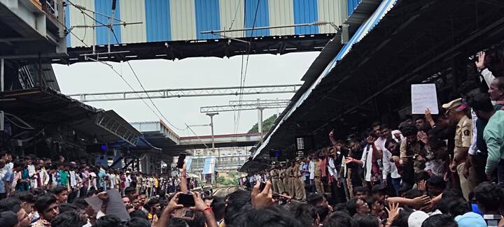 बदलापूर पूर्व येथील एका नामांकित शाळेत दोन चिमूरड्यांवर झालेल्या लैंगिक अत्याचार झाल्यानंतर पालकांचा उद्रेक झाला आहे. (Photo Credit-ABP Majha)