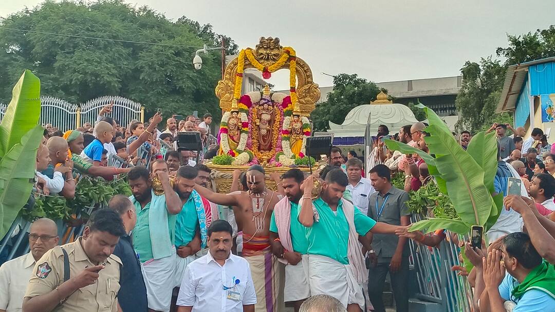 Tirumala News:బ్రహ్మోత్సవాల సందర్భంగా దాతలకు గదుల కేటాయింపు, ఆర్జిత సేవలు రద్దు TTD has cancelled certain Arjita Sevas and all special entry darshans for nine days during the forthcoming Annual Brahmotsavam Tirumala News:బ్రహ్మోత్సవాల సందర్భంగా దాతలకు గదుల కేటాయింపు, ఆర్జిత సేవలు రద్దు