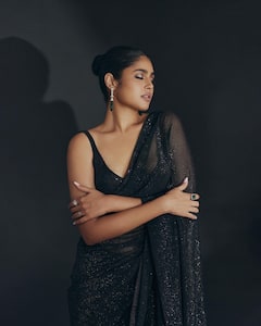 Faria Abdullah : బ్లాక్ శారీలో భూమికలా ముస్తాబైన ఫరియా అబ్దుల్లా.. Woman in Black అంటూ పెద్ద పోస్టే పెట్టింది