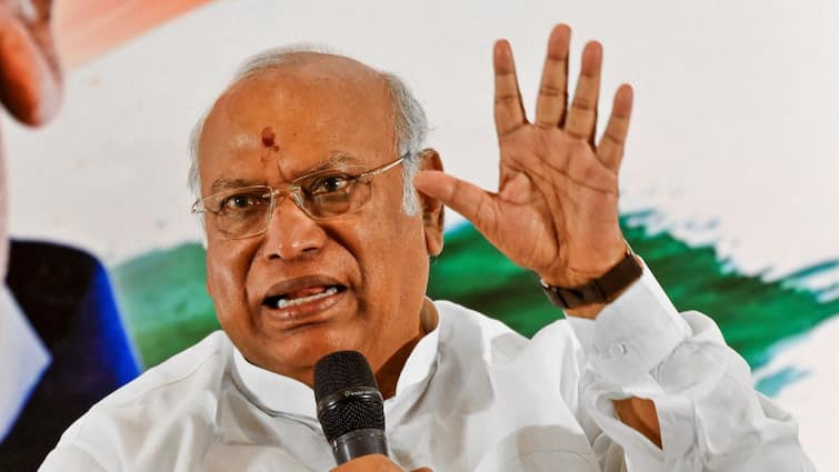 Congress President Mallikarjun Kharge gave a controversial statement targeting BJP RSS | 'बीजेपी विष है और इसे...', ये क्या बोल गए मल्लिकार्जुन खरगे? पीएम मोदी पर भी साधा निशाना