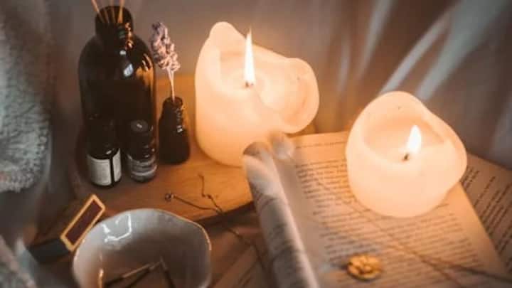 নাইটস্ট্যান্ড বা ড্রেসিং টেবিলে মোমবাতি রাখতে পারেন। তাতে শোওয়ার ঘরে শান্ত পরিবেশ বজায় রাখে। ক্যামোমাইল বা ভ্যানিলার মতো সুগন্ধ বিশ্রামের ঘুমের উন্নতি করতে পারে। তবে দাহ্য পদার্থ থেকে আগুনকে দূরে রাখতে হবে।