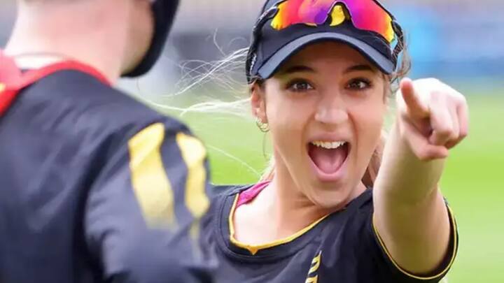 दरअसल, जारा जेटली विराट कोहली के साथ फोटो क्लिक करवाना चाहती हैं ताकि उसे अपने इंस्टाग्राम हैंडल पर शेयर कर सके. जारा जेटली पूरी तरह विराट कोहली के चार्म से आकर्षित हैं. (फोटो क्रेडिट- सोशल मीडिया)