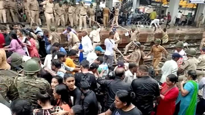 तरीही आंदोलकांनी आंदोलन सुरूच ठेवलं. शेवटी पोलिसांनी लाठीचार्ज केला आणि आंदोलकांना पांगवलं.