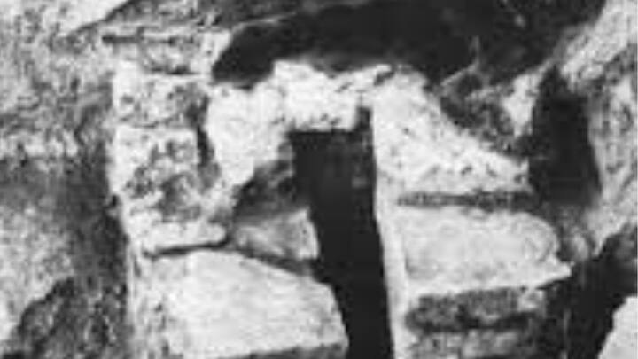 এর প্রায় এক সহস্রাব্দ পর গ্রিক অধ্যুষিত ক্রিট দ্বীপে গড়ে ওঠা মিনোয়ান সভ্যতায় আরও জটিল পদ্ধতিতে গডে় ওঠা শৌচাগারের খোঁজ পাওয়া যায়। আধুনিক টয়লেটের মতো সেখানে প্লাম্বিং ব্যবস্থা ছিল। জলের ব্যবহার ছিল শৌচাগারে।