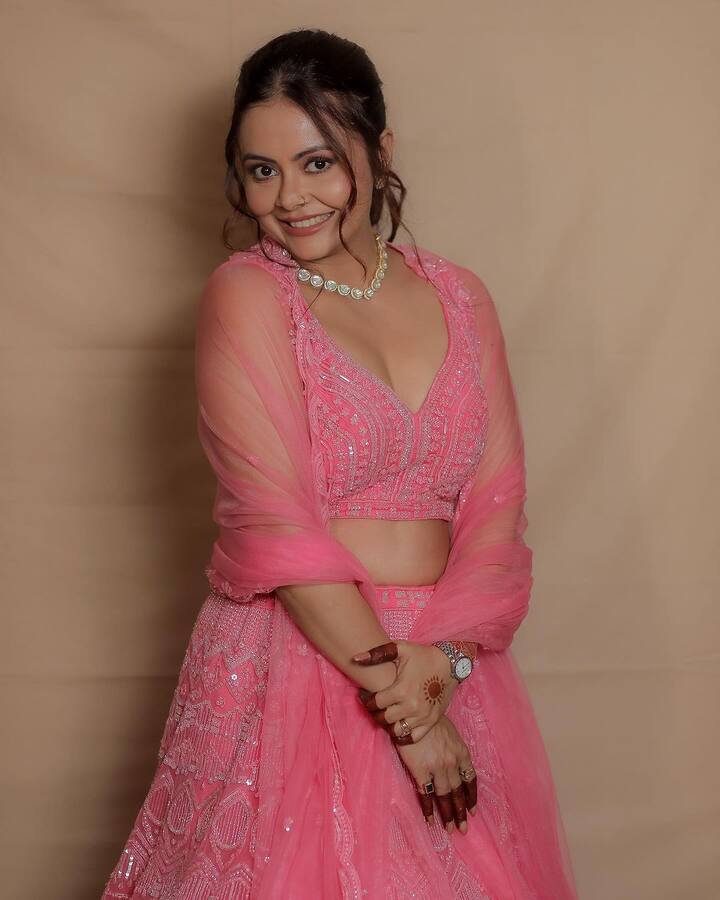 आज हम आपको देवोलीना भट्टाचार्य की लाइफ और करियर से जुड़ी कुछ खास बातों से रूबरू करवाते हैं. देवोलीना भट्टाचार्जी ने जब टीवी पर डेब्यू नहीं किया था, उससे पहले वो ज्वैलरी डिजाइनिंग किया करती थीं. देवोलीना ने टीवी पर आगाज 'डांस इंडिया डांस 2' से किया.