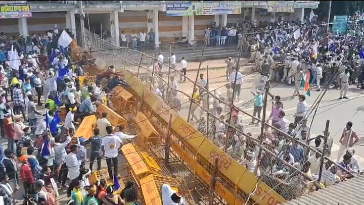 दूसरी तरफ बीजापुर में भी आदिवासी समाज के हजारों लोग सड़कों पर उतरे. रैली की वजह से संभाग के कई जिलों में यातायात बाधित रहा. सभी नेशनल हाईवे पर आंदोलनकारियों चक्का जाम कर दिया. सड़क के दोनों ओर वाहनों की लंबी कतार से ट्रैफिक की समस्या पैदा हो गयी.