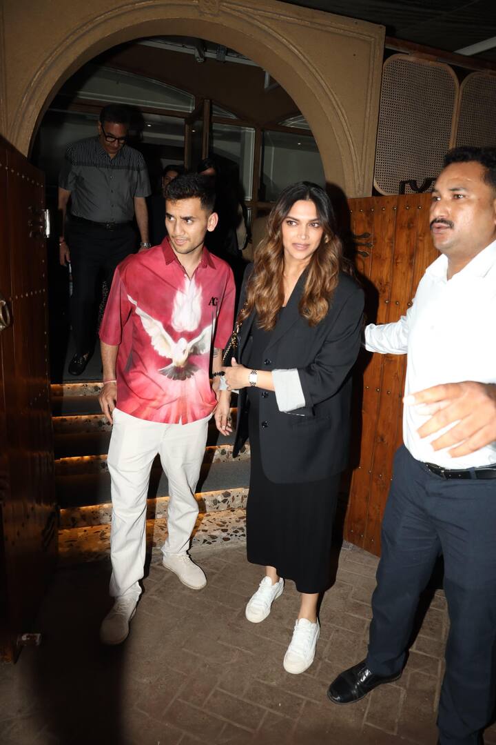 दीपिका के साथ बैडमिंटन प्लेयर लक्ष्य सेन भी नजर आएं. साथ ही दीपिका की फैमिली भी दिखीं. हालांकि, तस्वीरों में रणवीर सिंह नजर नहीं आए.