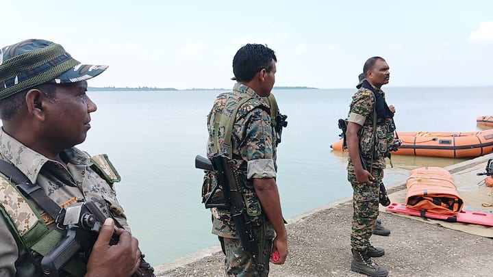 जवान डाइविंग कर लापता ट्रेनी प्लेन को खोजने का प्रयास कर रहे हैं. हादसे की आशंका को देखते हुए जमशेदपुर और सरायकेला प्रशासन ने इंडियन नेवी से मदद की गुहार लगाई है. पुलिस प्रशासन की अलग-अलग टीमों ने पश्चिम बंगाल के पुरुलिया तक कोशिश की. जमशेदपुर में मंगलवार को सोनारी हवाई अड्डे से उड़ान भरने के बाद दो सीटर ट्रेनी प्लेन लापता हो गया था.