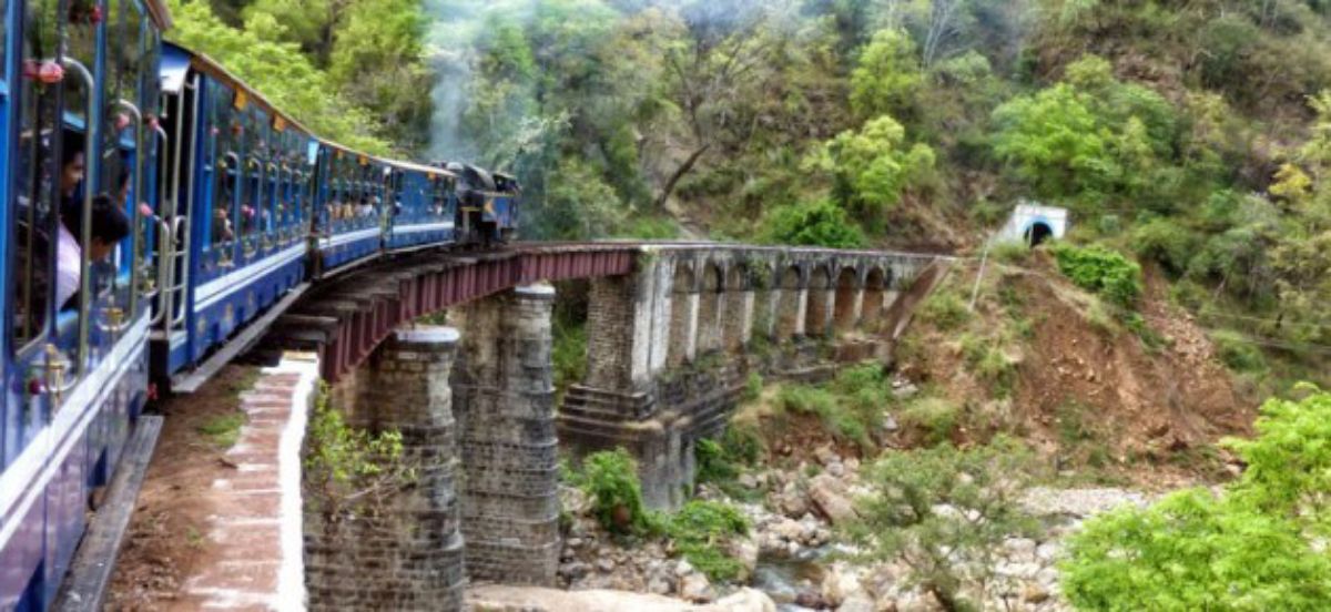 மும்பை ரயில் இன்ஜின் நவீன காலத்திற்கு ஏற்றபடி புதுப்பிக்கப்பட்டு சோதனை ஓட்டம்