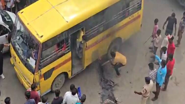 school bus caught fire during Bharat Bandh in Gopalganj video of misbehaviour with a woman goes viral ann Bharat Bandh: गोपालगंज में बच्चों से भरी स्कूल बस को आंदोलनकारियों ने घेरा, आग लगने से बची बाल-बाल