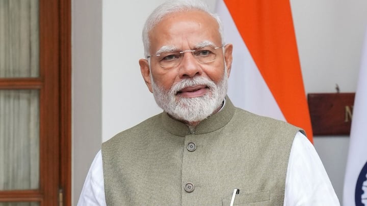 PM Modi Poland Ukraine Visit: रूस और यूक्रेन के बीच युद्ध जारी है इस बीच प्रधानमंत्री नरेंद्र मोदी आज से दो दिवसीय पोलैंड के दौरे पर जा रहे हैं. न केवल पोलैंड बल्कि पीएम मोदी यूक्रेन भी जाएंगे.