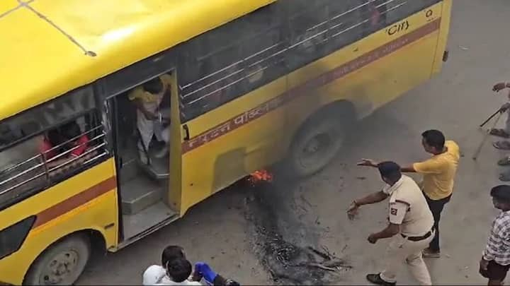 Bharat Bandh Mob Tries To Burn Bus With Children On Board In Bihar Gopalganj பள்ளி பேருந்துக்குள் குழந்தைகள்.. கொளுத்த முற்பட்ட கும்பல்.. பாரத் பந்தின்போது பதற்றம்!