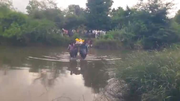 As there was no way to transport the dead body near Arani  they were forced to carry it in waist-deep water in Naganadi river ஆரணி: ஆற்றில் இடுப்பளவு  தண்ணீரில் இறங்கி சடலத்தை கொண்டு செல்லும் அவலம்.! எப்போது தீர்வு?