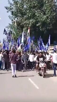 हजारों की संख्या में नीला झंडा लेकर Bharat Bandh करने उतरी Bheem Army | ABP NEWS SHORTS