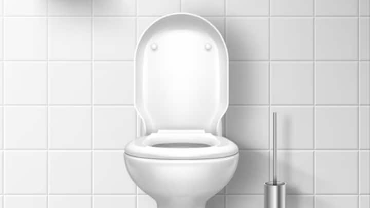 ব্রিটিশ সাফাইকর্মী টমাস ক্রেপারকে শৌচাগারের জনক হিসেবে ধরা হয়। তিনিই প্রথম কমোড এবং তা ব্যবহারের জন্য পৃথক জায়গা তৈরি করেন বলে রেকর্ডে লেখা রয়েছে।