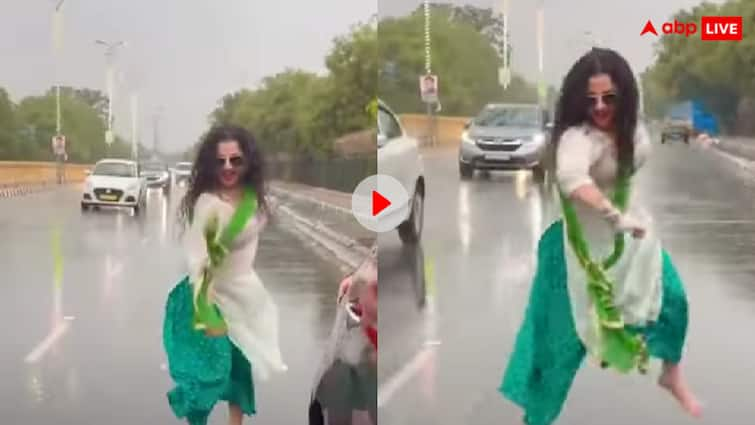 bhabhi Viral rain dance In up woman is seen dancing in the rain in the middle of busy road ट्रैफिक के बीच बारिश में भीगते हुए भाभी ने लगाए ठुमके, यूपी पुलिस ने उतारा रील का भूत