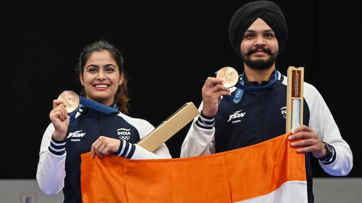 मनु भाकर ने वीमेंस 10 मीटर एयर पिस्टल में एक मेडल जीता था. वहीं दूसरा मेडल मिक्स्ड 10 मीटर एयर पिस्टल इवेंट में जीता. इसमें भारत की ओर से सरबजोत सिंह ने भी हिस्सा लिया था.