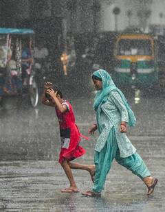 Delhi Weather: छाता-रेनकोट रखें तैयार, दिल्ली-NCR में आज भारी बारिश का अनुमान, अगले 4 दिन कैसा रहेगा मौसम?