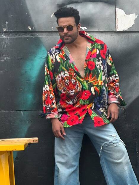 कृष्णा अभिषेक का सबसे लंबा और चर्चित विवाद उनके मामा गोविंदा संग रहा है. कृष्णा ने एक बार कॉमेडी शो में बोल दिया था, 'मैंने गोविंदा को अपना मामा रखा है.' गोविंदा इस बात से काफी नाराज हुए और उन्होंने कपिल के शो में कृष्णा का सामना करने से बचने के लिए अपनी अपीरियंस को शेड्यूल कर दिया था.