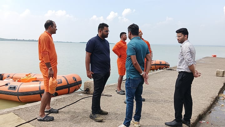 एनडीआरएफ की टीम सफलता हाथ नहीं लगने के बावजूद लगातार प्रयासों में जुटी हुई है. लापता ट्रेनी प्लेन की खोज के लिए अधिकारियों ने अब इंडियन नेवी और चीता की टीम से सहायता मांगी है. आपको बता दें कि हजारों एकड़ में फैला चांडिल डैम लगातार बारिश के बाद लबालब भरा हुआ है.