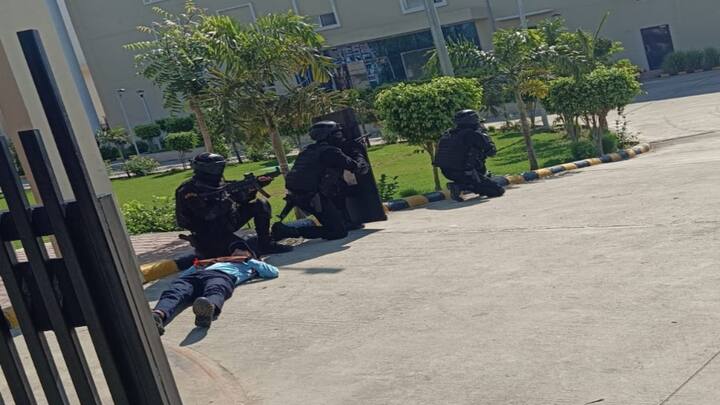 एटीएस और एनएसजी कमांडो की टीम कार्रवाई करती है तभी दोनों ओर से फायरिंग की जाती है जिसमे कुछ लोग घायल हो जाते हैं और कुछ आतंकियों को गिरफ्तार कर लिया जाता है.