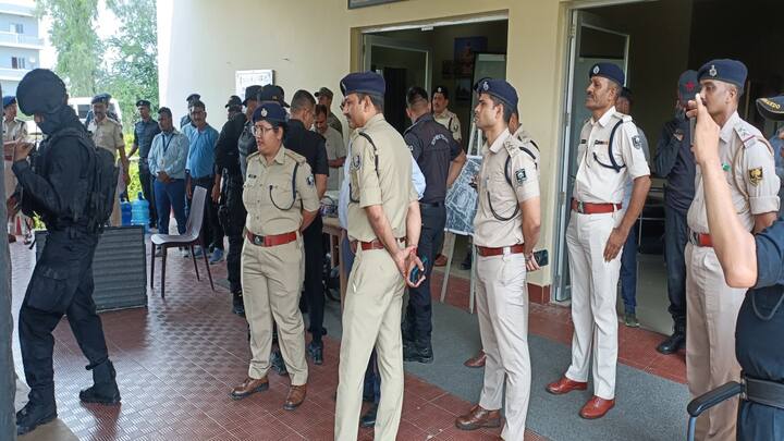 बोधगया के महाबोधि सांस्कृतिक केंद्र में बुधवार को आतंकी घुसने की सूचना मिलते ही बिहार एटीएस और एनएसजी कमांडो ने मॉक ड्रिल किया.