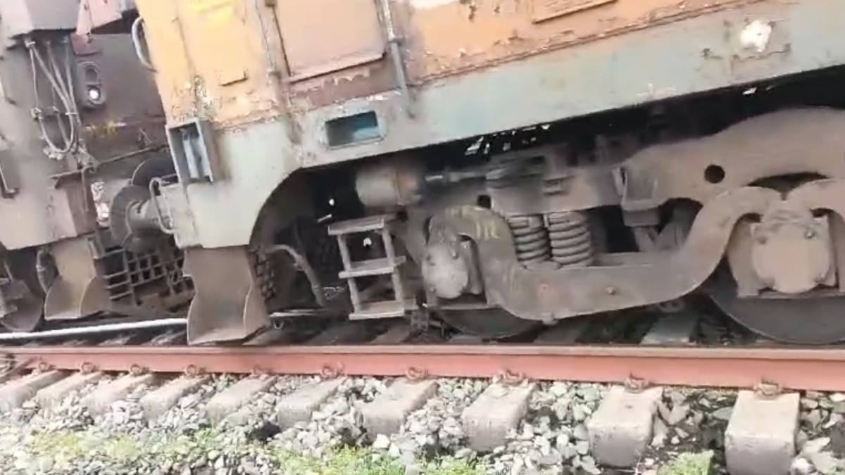 Rail Derail: दरभंगा-रक्सौल ट्रेन खंड में मालगाड़ी के दो डब्बे हुए बेपटरी, रेलवे ट्रैक हुआ क्षतिग्रस्त, सड़क पर लगी लंबी जाम