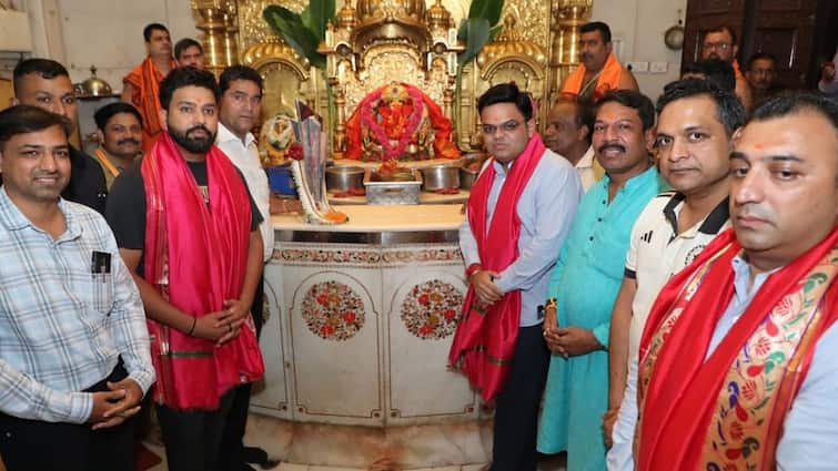 rohit sharma and jay shah visits siddhivinayak temple also bring t20 world cup 2024 trophy to temple जय शाह के साथ सिद्धिविनायक मंदिर पहुंचे रोहित शर्मा, टी20 वर्ल्ड कप की ट्रॉफी के साथ किया दर्शन