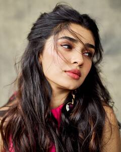 Krithi Shetty: కృతి శెట్టి స్టన్నింగ్‌ లుక్‌ - పింక్‌ డ్రెస్‌లో కొట్టేగా చూస్తూ మాయ చేస్తున్న బేబమ్మ