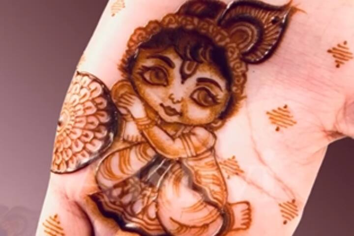 आप अपने हाथों पर छोटे से लड्डू गोपाल भी बनवा सकती हैं. यह आपके हाथों की खूबसूरती में चार चांद लगा देगी.