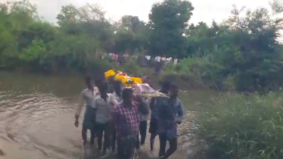 ஆரணி: ஆற்றில் இடுப்பளவு  தண்ணீரில் இறங்கி சடலத்தை கொண்டு செல்லும் அவலம்.! எப்போது தீர்வு?