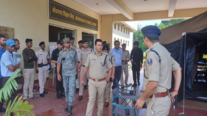 मेडिकल टीम और डॉग स्क्वायड की टीम भी घटनास्थल पर पहुंच जाती है. एटीएस और एनएसजी कमांडो को दौड़ते देख कुछ देर के लिए लोग सहम जाते हैं.