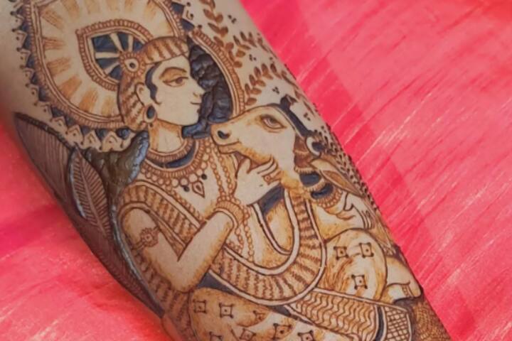 आप अपने हाथों पर श्री कृष्णा और गाय की यह खूबसूरत मेहंदी डिजाइन भी बना सकती हैं. यह डिजाइन बाकी डिजाइन से काफी अलग है.