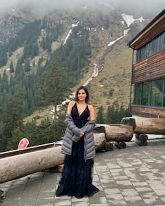 Aashu Reddy : స్విట్జర్లాండ్​లోని​ ఫోటోలు షేర్ చేసిన అషూ రెడ్డి.. చేతులు చాపి బంపర్ ఆఫర్ ఇస్తోందిగా