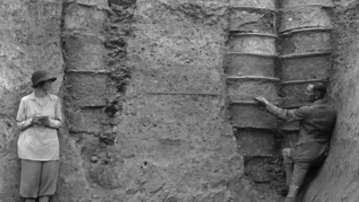 পৃথিবীর প্রথম শৌচাগারের হদিশ মেলে আজ থেকে ৫ হাজার বছর আগে, প্রাচীন মেসোপটেমিয়া সভ্যতায়। মাটিতে কুয়োর মতো গর্ত খোঁড়া থাকত। তার উপর গড়ে তোলা হতো ছোট কাঠামো।