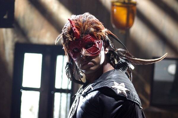 கருப்பு பணம் வைத்திருக்கும் பணக்காரர்களிடம் இருந்து சாமி வேடம் அணிந்து விக்ரம் பணத்தை கொள்ளையடித்து மக்களுக்கு நல்லது செய்து வருகிறார். இதை அறிந்த வில்லன் விக்ரமிடம் இருக்கும் பணத்தை தன்னிடம் கொடுக்குமாறு மிரட்டுகிறார். அதன்பிறகு விக்ரம் பணத்தை கொடுத்தாரா? வில்லனிடம் இருந்து தப்பிரதாரா? என்பதே மீத கதை.