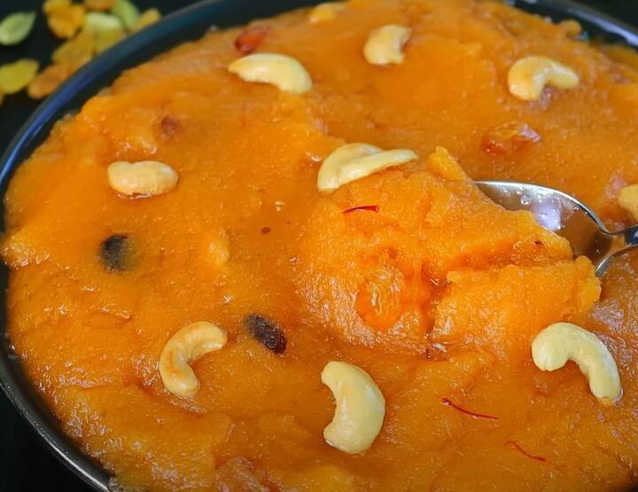 பின் பிரட் தூளை சேர்த்து நன்கு கிளறிவிடவும். அதன்பிறகு பாலில் கேசரி பொடியை மிக்ஸ் செய்து ரவையுடன் சேர்க்கவும்.