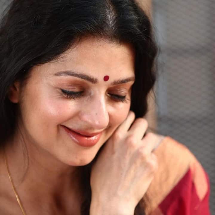 சிறு வயது நண்பர்கள் இருவருக்கும் இடையே காதல் மலர்ந்தால் எப்படி இருக்கும் என்பதை காட்டிய பத்ரி படத்தில் ஜானுவாக நடித்தவர் பூமிகா.
