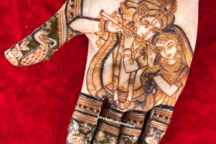 आप राधा और कृष्णा दोनों के साथ की यह खूबसूरत सी मेहंदी अपने हाथों पर लगवा सकती हैं. इसे देखहर कोई आपके हाथों की तारीफ करेगा.