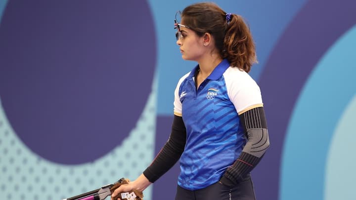 इकोनॉमिक्स टाइम्स की एक खबर के मुताबिक मनु भाकर की ब्रांड एंडोर्समेंट फीस काफी बढ़ गई है. मनु पहले एक साल के लिए एक ब्रांड से करीब 25 लाख रुपए चार्ज करती थीं. लेकिन वे अब करीब 1.5 करोड़ रुपए चार्ज करेंगी.