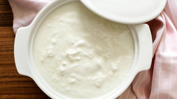 Curd : தயிரில் எண்ணற்ற நன்மைகள் இருந்தாலும் அதை எப்போதும் சாப்பிட கூடாது. அப்படி சாப்பிட்டால் பல பிரச்சினைகள் ஏற்படும்.