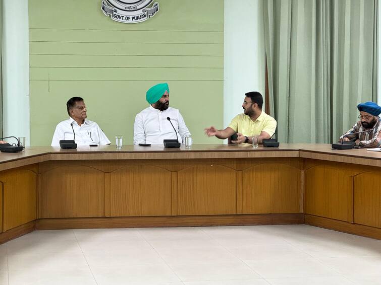 MP Gurjeet Singh Aujla concerned about the filth spread in the city, held a meeting with officials Amritsar News: ਕਾਂਗਰਸੀ MP ਗੁਰਜੀਤ ਔਜਲਾ ਨੇ ਅੰਮ੍ਰਿਤਸਰ ਦੇ ਨਗਰ ਨਿਗਮ ਅਫ਼ਸਰਾਂ ਦੀ ਲਾਈ ਕਲਾਸ, ਅਧਿਕਾਰੀਆਂ ਨੂੰ ਦਿੱਤੀ ਆਹ ਸਲਾਹ 