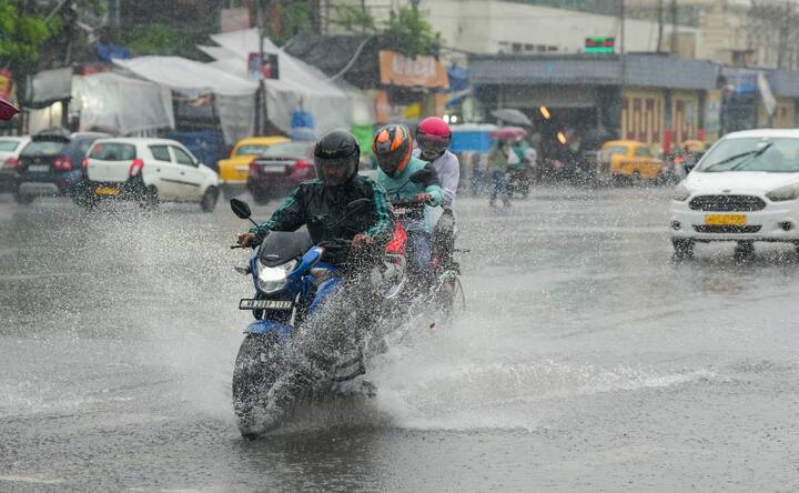 दिल्ली एनसीआर में आगे कुछ दिनों तक मौसम सुहाना बना रहेगा. रुक-रुक कर रिमझिम बारिश के चलते पारे में गिरावट दर्ज की गई है. मौसम विभाग (IMD) की मानें तो आने वाले एक हफ्ते तक एनसीआर के लोगों को ऐसे ही सुहाने मौसम का लुत्फ मिलेगा.