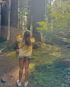 Pooja Hegde : అడవుల్లో ఎంజాయ్ చేస్తోన్న పూజ హెగ్డే.. నీ కాళ్లను పట్టుకు వదలడం కష్టమే అంటోన్న ఫ్యాన్స్