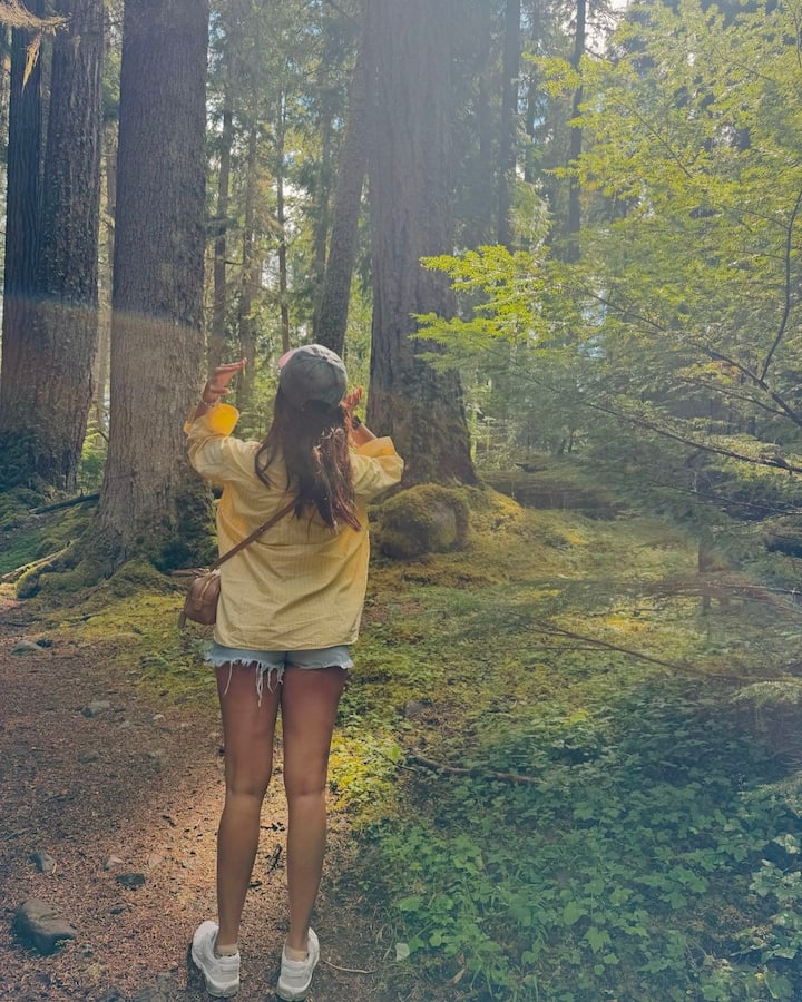 పూజా హెగ్డే ఈ మధ్య వెకేషన్లో ఎక్కువ టైమ్ స్పెండ్ చేస్తుంది. తాజాగా వెకేషన్కి చెందిన ఫోటోలను ఇన్స్టాలో షేర్ చేసింది.(Image Source : Instagram/Pooja Hegde)